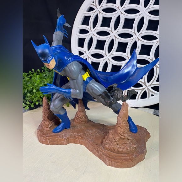 DC Gallery Diamond Select: Classic
Batman 80 Years Diorama - Gamestop Exclusive - Picture 9 of 12